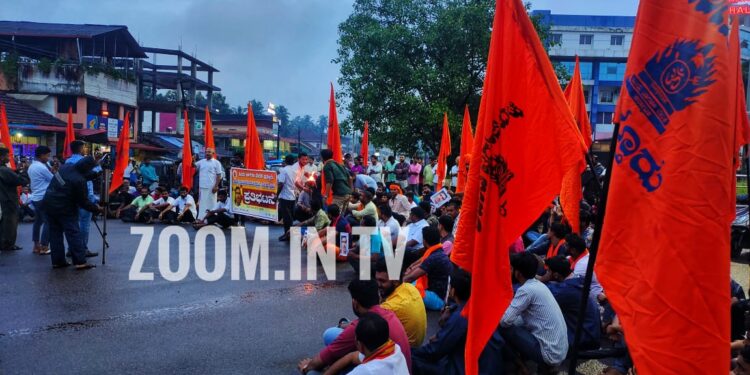 ಕನ್ನಯ್ಯ ಲಾಲ್ ಹತ್ಯೆ ಖಂಡಿಸಿ ಹಿಂ.ಜಾ.ವೇ. ವತಿಯಿಂದ ಪುತ್ತೂರಿನಲ್ಲಿ ಬೃಹತ್ ಪ್ರತಿಭಟನೆ: ದರ್ಬೆ ಸರ್ಕಲ್ ರಸ್ತೆಯಲ್ಲಿ ಕೂತು ಪ್ರತಿಭಟಿಸುತ್ತಿರುವ ಹಿಂದೂ ಮುಖಂಡರು, ಕಾರ್ಯಕರ್ತರು