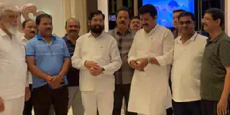 ಸಿಎಂ ಸ್ಥಾನಕ್ಕೆ ಉದ್ಧವ್​​ ಠಾಕ್ರೆ ರಾಜೀನಾಮೆ: ಬಿಜೆಪಿ, ಏಕನಾಥ್‌ ಶಿಂಧೆ ಬಣದಿಂದ ಸಂಭ್ರಮಾಚರಣೆ