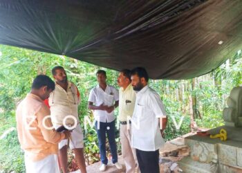 ಮುಂಡೂರು: ವಿವಾದಿತ ನಾಗನ ಕಟ್ಟೆಗೆ ಬಿಜೆಪಿ ನಗರ ಮಂಡಲ ಅಧ್ಯಕ್ಷ ಪಿ.ಜಿ. ಜಗನ್ನಿವಾಸ್ ರಾವ್ ಹಾಗೂ ಜಿಲ್ಲಾ ಧಾರ್ಮಿಕ ಪರಿಷತ್ ಸದಸ್ಯ ಮುರಳಿಕೃಷ್ಣ ಹಸಂತ್ತಡ್ಕ ಭೇಟಿ