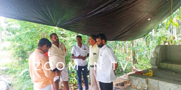 ಮುಂಡೂರು: ವಿವಾದಿತ ನಾಗನ ಕಟ್ಟೆಗೆ ಬಿಜೆಪಿ ನಗರ ಮಂಡಲ ಅಧ್ಯಕ್ಷ ಪಿ.ಜಿ. ಜಗನ್ನಿವಾಸ್ ರಾವ್ ಹಾಗೂ ಜಿಲ್ಲಾ ಧಾರ್ಮಿಕ ಪರಿಷತ್ ಸದಸ್ಯ ಮುರಳಿಕೃಷ್ಣ ಹಸಂತ್ತಡ್ಕ ಭೇಟಿ