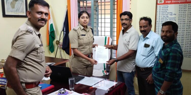 ಉಪ್ಪಿನಂಗಡಿ: ವರದಿಗೆ ತೆರಳಿದ್ದ ಮಾಧ್ಯಮದವರ ಮೇಲೆ ಹಲ್ಲೆ ಪ್ರಕರಣ: ಆರೋಪಿಗಳ ವಿರುದ್ಧ ಸೂಕ್ತ ಕ್ರಮಕ್ಕೆ ಕಡಬ ತಾಲೂಕು ಪತ್ರಕರ್ತರ ಸಂಘದಿಂದ ಮನವಿ