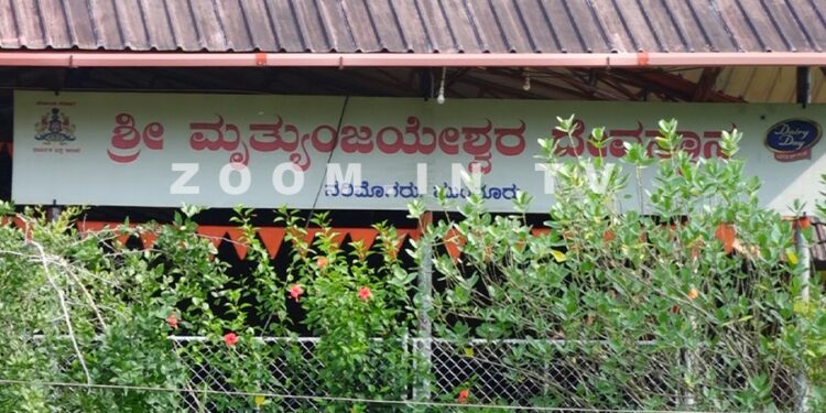 ಮುಂಡೂರು: ಶ್ರೀ ಮೃತ್ಯುಂಜಯೇಶ್ವರ ದೇವಸ್ಥಾನದ ವ್ಯವಸ್ಥಾಪನಾ ಸಮಿತಿಯಿಂದ  ಅವ್ಯವಹಾರ ಆರೋಪ: ಸಮಿತಿ ವಜಾಗೊಳಿಸಿ ಸೂಕ್ತ ಕ್ರಮ ಕೈಗೊಳ್ಳುವಂತೆ ಹಿಂ.ಧಾ.ದತ್ತಿ ಇಲಾಖೆಯ ಆಯುಕ್ತರಿಗೆ ಭಕ್ತಾದಿಗಳಿಂದ ಮನವಿ