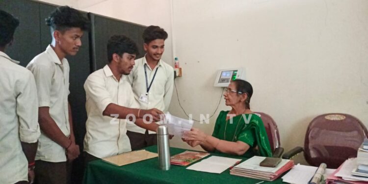 ತರಗತಿ ಆರಂಭವಾಗಿ ಒಂದು ತಿಂಗಳು ಕಳೆದರೂ ಸಮಾಜಶಾಸ್ತ್ರ ಉಪನ್ಯಾಸಕರ ನೇಮಕವಾಗಿಲ್ಲ ಆರೋಪ: ಸ.ಪ್ರ.ದ.ಕಾಲೇಜಿನ ಕಲಾ ವಿಭಾಗದ ವಿದ್ಯಾರ್ಥಿಗಳಿಂದ ಶೀಘ್ರ ಉಪನ್ಯಾಸಕರನ್ನು ನೇಮಿಸುವಂತೆ ಮನವಿ