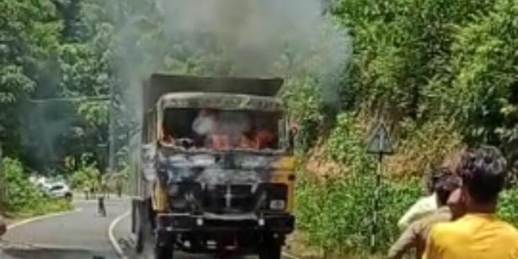 ವಿಟ್ಲದಿಂದ ಜಲ್ಲಿ ಸಾಗಿಸುತ್ತಿದ್ದ ಲಾರಿ ಅಗ್ನಿಗಾಹುತಿ..!!