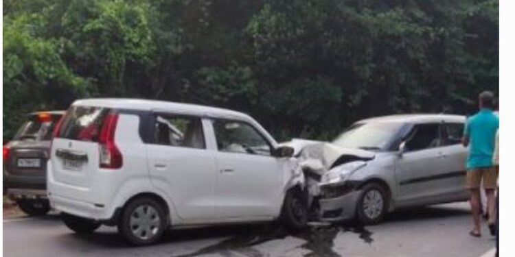 ಸುಳ್ಯ: ಎರಡು ಕಾರುಗಳ ಮಧ್ಯೆ ಪರಸ್ಪರ ಡಿಕ್ಕಿ: ಕಾರುಗಳು ಜಖಂ