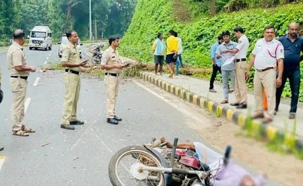ಬೆಳ್ತಂಗಡಿ: ರಸ್ತೆಗೆ ಬಿದ್ದಿದ್ದ ಮರಕ್ಕೆ ಡಿಕ್ಕಿ ಹೊಡೆದು ಬೈಕ್ ಸವಾರ ಸ್ಥಳದಲ್ಲೆ ಸಾವು..!!