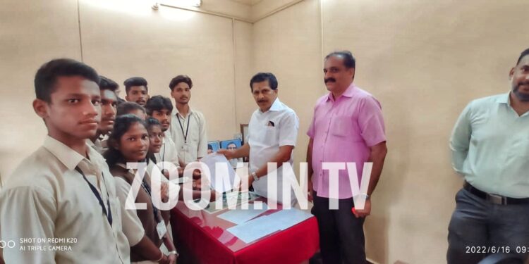 ಪುತ್ತೂರು: ಸ.ಪ್ರ.ದ.ಕಾಲೇಜಿನ ಕಲಾ ವಿಭಾಗದ ವಿದ್ಯಾರ್ಥಿಗಳಿಂದ ಶೀಘ್ರ ಉಪನ್ಯಾಸಕರನ್ನು ನೇಮಿಸುವಂತೆ ಶಾಸಕರಿಗೆ ಮನವಿ