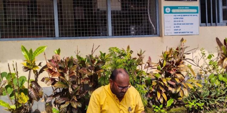 ಪುತ್ತೂರು: ಶಿಕ್ಷಕ ಶಿವಪ್ಪ ರಾಥೋಡ್ ರವರಿಂದ ಬಿಇಒ ಕಚೇರಿ ಮುಂಭಾಗ ಪ್ರತಿಭಟನೆ