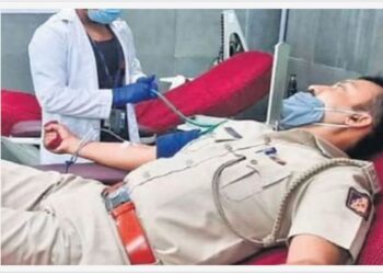 ಬೆಂಗಳೂರಿನಲ್ಲಿ ಆ್ಯಸಿಡ್ ದಾಳಿಗೆ ಒಳಗಾಗಿದ್ದ ಯುವತಿಗೆ ಪೊಲೀಸರಿಂದ ರಕ್ತದಾನ