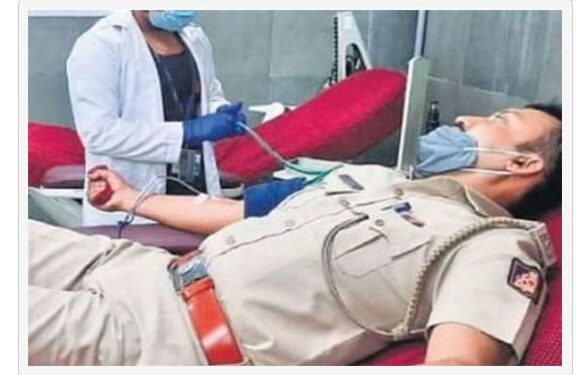 ಬೆಂಗಳೂರಿನಲ್ಲಿ ಆ್ಯಸಿಡ್ ದಾಳಿಗೆ ಒಳಗಾಗಿದ್ದ ಯುವತಿಗೆ ಪೊಲೀಸರಿಂದ ರಕ್ತದಾನ