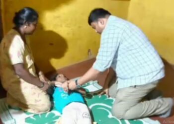 ಕಡಬ: ಎಂಡೋ ಸಂತ್ರಸ್ಥ ಮಗುವಿನ ಚಾಪೆಯಲ್ಲೇ ಕುಳಿತು ಸಮಸ್ಯೆ ಆಲಿಸಿದ ಜಿಲ್ಲಾಧಿಕಾರಿ: ಡಾ. ರಾಜೇಂದ್ರ ಕೆ.ವಿ. ರವರ ಸರಳತೆಯ ಈ ನಡೆಗೆ ಎಲ್ಲೆಡೆ ವ್ಯಾಪಕ ಪ್ರಶಂಸೆ