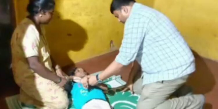 ಕಡಬ: ಎಂಡೋ ಸಂತ್ರಸ್ಥ ಮಗುವಿನ ಚಾಪೆಯಲ್ಲೇ ಕುಳಿತು ಸಮಸ್ಯೆ ಆಲಿಸಿದ ಜಿಲ್ಲಾಧಿಕಾರಿ: ಡಾ. ರಾಜೇಂದ್ರ ಕೆ.ವಿ. ರವರ ಸರಳತೆಯ ಈ ನಡೆಗೆ ಎಲ್ಲೆಡೆ ವ್ಯಾಪಕ ಪ್ರಶಂಸೆ