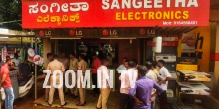 ಕಡಬ: ಇಲೆಕ್ಟ್ರಾನಿಕ್ ಮತ್ತು ಟೈಲ್ಸ್ ಅಂಗಡಿಯಲ್ಲಿ ಕಳವುಗೈದು ಆರೋಪಿಗಳು ಪರಾರಿ..!!