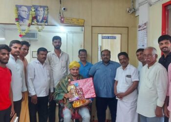ತುಡರ್ ಯುವಕ ಮಂಡಲ ಹಾಗೂ ಸ್ವಸ್ತಿಕ್ ಗ್ರೂಫ್ ಮಾಲಕರಿಂದ ಕಾವು ಬ್ಯಾಂಕ್ ಆಫ್ ಬರೋಡ ಶಾಖೆಯಿಂದ ವರ್ಗಾವಣೆಗೊಳ್ಳುತ್ತಿರುವ ಮ್ಯಾನೇಜರ್ ಅತಿಥ್ ರೈ ರವರಿಗೆ  ಗೌರವಾರ್ಪಣೆ