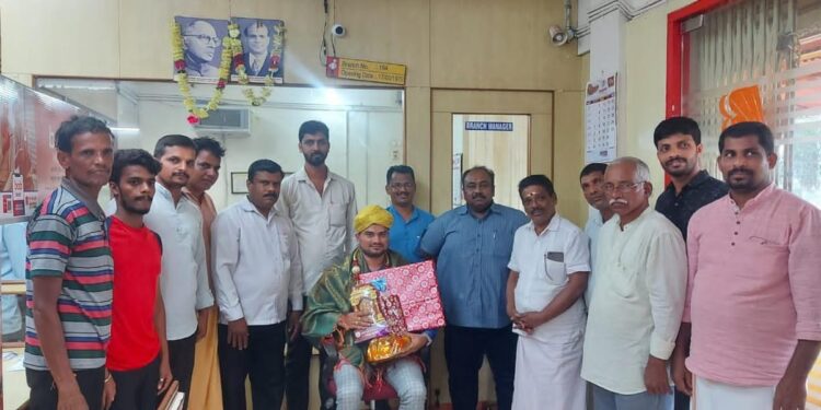 ತುಡರ್ ಯುವಕ ಮಂಡಲ ಹಾಗೂ ಸ್ವಸ್ತಿಕ್ ಗ್ರೂಫ್ ಮಾಲಕರಿಂದ ಕಾವು ಬ್ಯಾಂಕ್ ಆಫ್ ಬರೋಡ ಶಾಖೆಯಿಂದ ವರ್ಗಾವಣೆಗೊಳ್ಳುತ್ತಿರುವ ಮ್ಯಾನೇಜರ್ ಅತಿಥ್ ರೈ ರವರಿಗೆ  ಗೌರವಾರ್ಪಣೆ