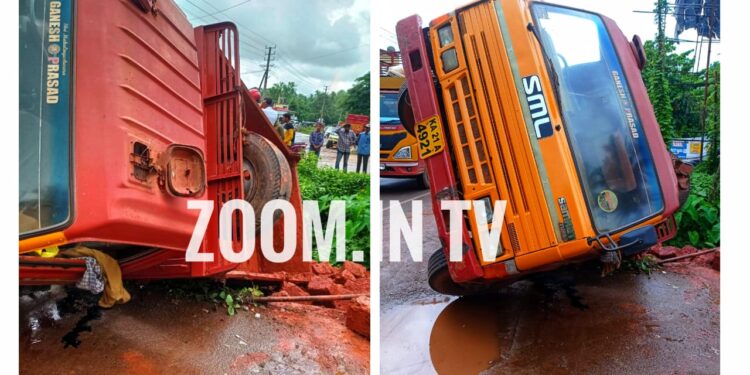 ವಿಟ್ಲ: ರಸ್ತೆ ಬದಿ ನಿಲ್ಲಿಸಿದ್ದ ಕಲ್ಲು ತುಂಬಿದ್ದ ಲಾರಿ ಪಲ್ಟಿ..!!