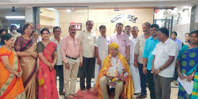 ಪುತ್ತೂರು: ಖ್ಯಾತ ವೈದ್ಯರಾದ ‘ಡಾ.ಪ್ರಸಾದ್ ಭಂಡಾರಿ’ ಯವರು ಪ್ರತಿಷ್ಠಿತ ‘ಐ.ಎಮ್.ಎ.- ಕೆ.ಎಸ್.ಬಿ. ಡಾಕ್ಟರ್ಸ್ ಡೇ’ ಪ್ರಶಸ್ತಿಗೆ ಆಯ್ಕೆಯಾದ ಹಿನ್ನೆಲೆ: ಶಾಸಕ ಸಂಜೀವ ಮಠಂದೂರು ರವರಿಂದ ಅಭಿನಂದನೆ