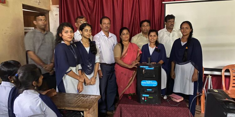 ಕಾಮಧೇನು ಟ್ರಸ್ಟ್ ವತಿಯಿಂದ ಸ.ಪ್ರ.ದರ್ಜೆ ಮಹಿಳಾ ಕಾಲೇಜಿಗೆ ಪ್ಯಾಡ್ ಬರ್ನಿಂಗ್ ಮೆಷಿನ್ ಕೊಡುಗೆ