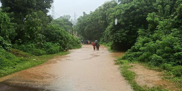 ಭಾರೀ ಮಳೆ: ವಿಟ್ಲ-ಸಾಲೆತ್ತೂರು ರಸ್ತೆಯ ಕುಡ್ತಮುಗೇರಿನಲ್ಲಿ ರಸ್ತೆ ಜಲಾವೃತ