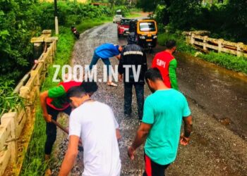 ಕಂಬಳಬೆಟ್ಟು: ಟಿಪ್ಪರ್ ನಿಂದ ರಸ್ತೆಗೆ ಸೋರಿದ ಜಲ್ಲಿಕಲ್ಲು: ಎಸ್.ಡಿ.ಪಿ.ಐ. ಕಾರ್ಯಕರ್ತರಿಂದ ತೆರವು