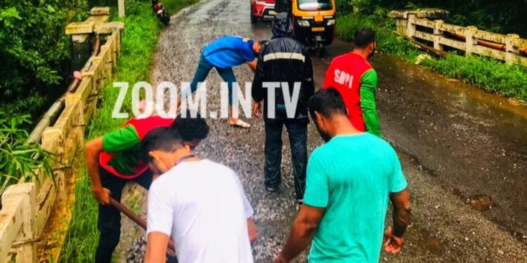 ಕಂಬಳಬೆಟ್ಟು: ಟಿಪ್ಪರ್ ನಿಂದ ರಸ್ತೆಗೆ ಸೋರಿದ ಜಲ್ಲಿಕಲ್ಲು: ಎಸ್.ಡಿ.ಪಿ.ಐ. ಕಾರ್ಯಕರ್ತರಿಂದ ತೆರವು