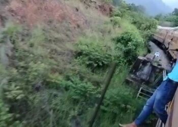 ಚಲಿಸುತ್ತಿರುವ ರೈಲಿನಲ್ಲಿ ಯುವಕನ ಹುಚ್ಚಾಟ: ವೀಡಿಯೊ ವೈರಲ್