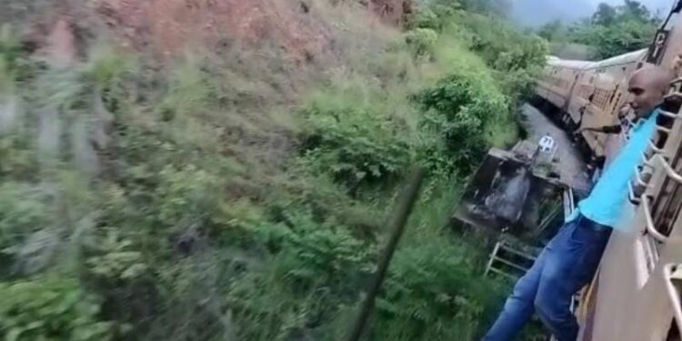 ಚಲಿಸುತ್ತಿರುವ ರೈಲಿನಲ್ಲಿ ಯುವಕನ ಹುಚ್ಚಾಟ: ವೀಡಿಯೊ ವೈರಲ್