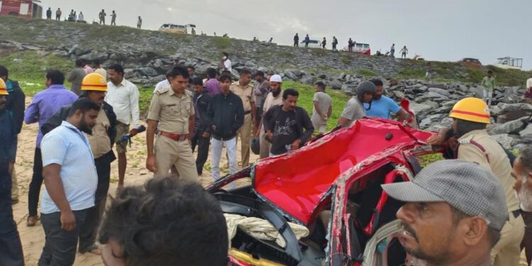 ಮರವಂತೆ ಬೀಚ್ ಗೆ ಬಿದ್ದ ಕಾರು: ಓರ್ವ ಸಾವು: ಇನ್ನೋರ್ವ ನಾಪತ್ತೆ