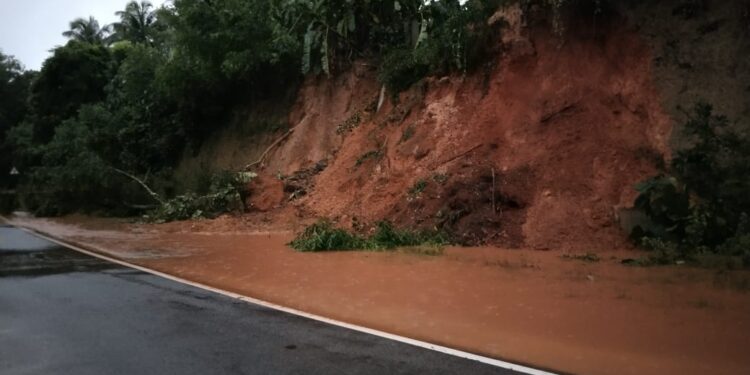 ಭಾರೀ ಮಳೆಗೆ ಇರ್ದೆಯಲ್ಲಿ ಗುಡ್ಡ ಕುಸಿತ