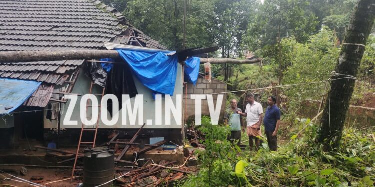 ಸಾಲ್ಮರ: ತೆಂಗಿನ ಮರ ಬಿದ್ದು ಮನೆಗೆ ಹಾನಿ..!!