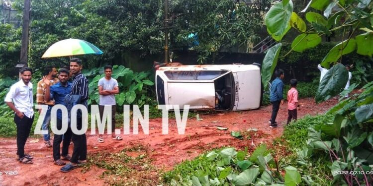 ವಿಟ್ಲ: ನಿಯಂತ್ರಣ ತಪ್ಪಿ: ರಸ್ತೆ ಬದಿಯ ಚರಂಡಿಗೆ ಜಿಗಿದ ಕಾರು: ಚಾಲಕ ಅಪಾಯದಿಂದ ಪಾರು