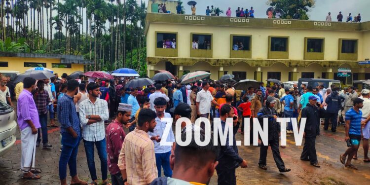 ಬೈತಡ್ಕ: ಕಾರಿನಲ್ಲಿದ್ದವರಿಗಾಗಿ ಮುಂದುವರಿದ ಶೋಧ ಕಾರ್ಯ: ವೀಕ್ಷಣೆಗೆ ಜನ ಸಾಗರ: ರಸ್ತೆಯುದ್ದಕ್ಕೂ ಸಾಲುಗಟ್ಟಿ ನಿಂತ ವಾಹನಗಳು