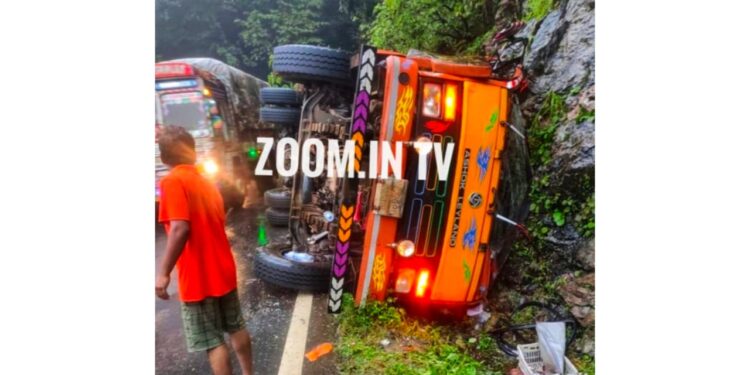 ಚಾರ್ಮಾಡಿ: ನಿಯಂತ್ರಣ ತಪ್ಪಿ ಗೂಡ್ಸ್ ಲಾರಿ ಪಲ್ಟಿ..!!