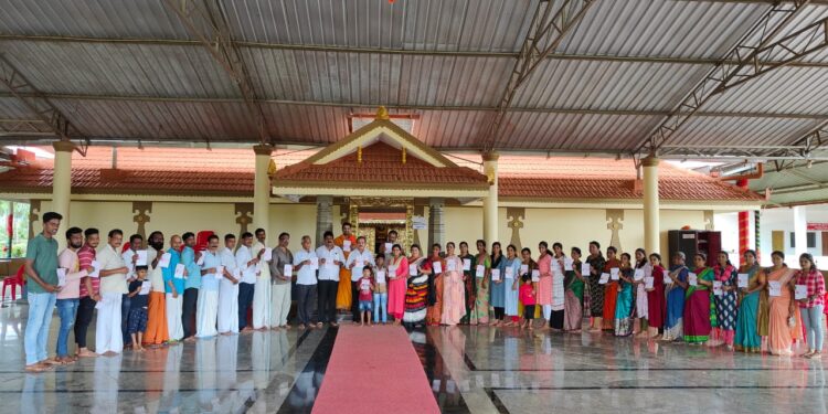 ಕೋಡಿಂಬಾಡಿ: ಮಠಂತಬೆಟ್ಟು ಶ್ರೀ ಮಹಿಷಮರ್ದಿನಿ ದೇವಸ್ಥಾನದಲ್ಲಿ ಆ.5 ರಂದು ‘ವರ ಮಹಾಲಕ್ಷ್ಮಿ ವ್ರತ ಪೂಜೆ’ : ಆಮಂತ್ರಣ ಪತ್ರ ಬಿಡುಗಡೆ