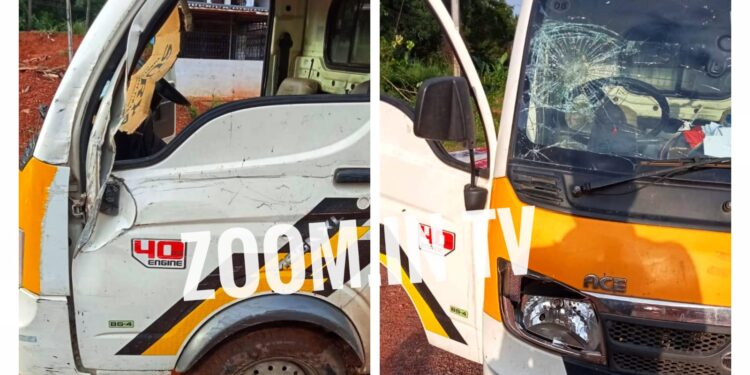 ಪುತ್ತೂರು: ನಿಯಂತ್ರಣ ತಪ್ಪಿ ಮರಕ್ಕೆ ಡಿಕ್ಕಿ ಹೊಡೆದ ಮಿನಿ ಟೆಂಪೋ: ವ್ಯಕ್ತಿಯೋರ್ವರಿಗೆ ಗಾಯ: ವಿದ್ಯುತ್ ಕಂಬಕ್ಕೆ ಹಾನಿ