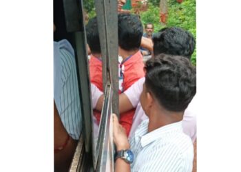 ಪ್ರಾಣದ ಹಂಗು ತೊರೆದು ಬಸ್ ಬಾಗಿಲಿನಲ್ಲಿ ನೇತಾಡಿಕೊಂಡು ಪ್ರಯಾಣಿಸುತ್ತಿರುವ ವಿದ್ಯಾರ್ಥಿಗಳು:   ಸುಳ್ಯಪದವಿನಿಂದ ಪುತ್ತೂರಿಗೆ ಪ್ರಯಾಣಿಸುವ ಸರ್ಕಾರಿ ಬಸ್ ಪ್ರಯಾಣಿಕರ ಗೋಳು ಒಂದೆರಡಲ್ಲಾ..!!