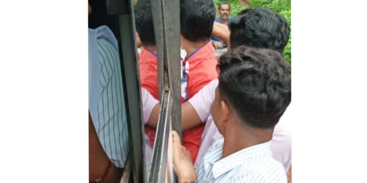 ಪ್ರಾಣದ ಹಂಗು ತೊರೆದು ಬಸ್ ಬಾಗಿಲಿನಲ್ಲಿ ನೇತಾಡಿಕೊಂಡು ಪ್ರಯಾಣಿಸುತ್ತಿರುವ ವಿದ್ಯಾರ್ಥಿಗಳು:   ಸುಳ್ಯಪದವಿನಿಂದ ಪುತ್ತೂರಿಗೆ ಪ್ರಯಾಣಿಸುವ ಸರ್ಕಾರಿ ಬಸ್ ಪ್ರಯಾಣಿಕರ ಗೋಳು ಒಂದೆರಡಲ್ಲಾ..!!