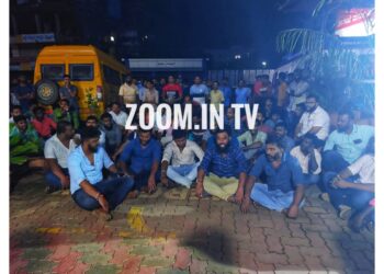 ಪ್ರವೀಣ್ ಹತ್ಯೆ ಹಿನ್ನೆಲೆ: ಅಂಗಡಿ ಮುಂಗಟ್ಟುಗಳು ಬಂದ್:; ಜಿಲ್ಲಾಧಿಕಾರಿ ಸ್ಥಳಕ್ಕೆ ಆಗಮಿಸುವಂತೆ ಹಿಂದೂ ಸಂಘಟನೆ ಕಾರ್ಯಕರ್ತರಿಂದ ಆಸ್ಪತ್ರೆ ಮುಂಭಾಗ ಪ್ರತಿಭಟನೆ