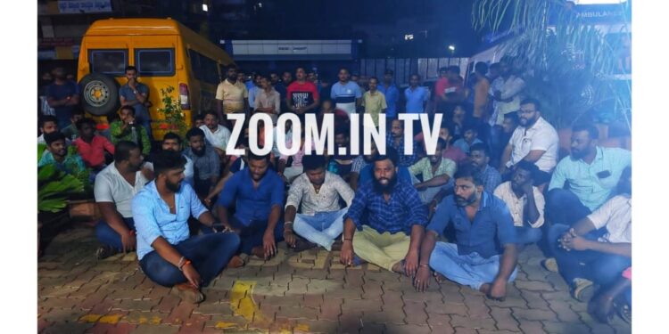 ಪ್ರವೀಣ್ ಹತ್ಯೆ ಹಿನ್ನೆಲೆ: ಅಂಗಡಿ ಮುಂಗಟ್ಟುಗಳು ಬಂದ್:; ಜಿಲ್ಲಾಧಿಕಾರಿ ಸ್ಥಳಕ್ಕೆ ಆಗಮಿಸುವಂತೆ ಹಿಂದೂ ಸಂಘಟನೆ ಕಾರ್ಯಕರ್ತರಿಂದ ಆಸ್ಪತ್ರೆ ಮುಂಭಾಗ ಪ್ರತಿಭಟನೆ