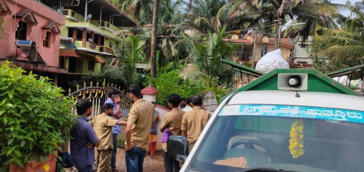 ಪುತ್ತೂರು: ಕಸ ವಿಂಗಡಣೆ ಮಾಡಿ ಕೊಡುವಂತೆ ಹೇಳಿದ್ದಕ್ಕೆ ವಾಹನ ಕೀ ಕಿತ್ತು ಗಲಾಟೆ: ಮನೆ ಮುಂದೆ ಪ್ರತಿಭಟನೆ ನಡೆಸಿದ ಪೌರ ಕಾರ್ಮಿಕರು