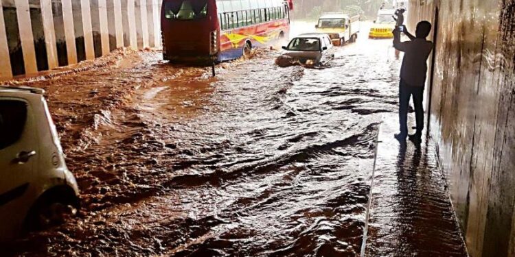 ಭಾರೀ ಮಳೆ: ಮಂಗಳೂರು ಸೇರಿ ಹಲವು ಪ್ರದೇಶ ಜಲಾವೃತ: ಜನಜೀವನ ಅಸ್ತವ್ಯಸ್ತ