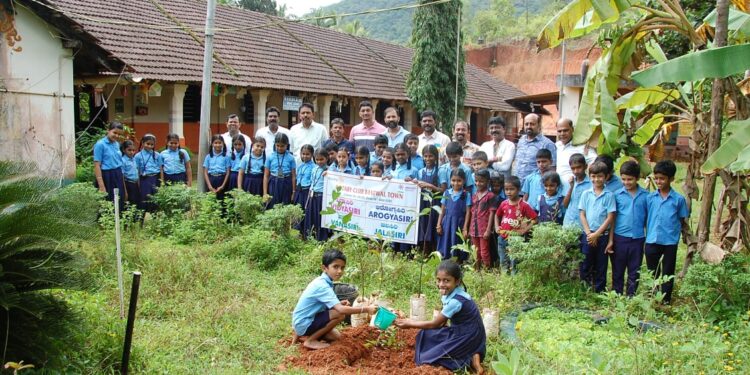 ವೀರಕಂಭ: ರೋಟರಿ ಕ್ಲಬ್ ಬಂಟ್ವಾಳ ಟೌನ್ ವತಿಯಿಂದ ‘ವನಸಿರಿ’ ಹಾಗೂ ‘ಆರೋಗ್ಯ ಸಿರಿ’ ವಿಶೇಷ ಕಾರ್ಯಕ್ರಮ