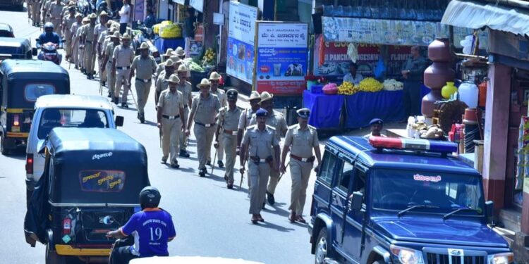 ಕರಾವಳಿಯಲ್ಲಿ ಅಹಿತಕರ ಘಟನೆ ಹಿನ್ನೆಲೆ: ಸಾರ್ವಜನಿಕರಲ್ಲಿ ಆತ್ಮಸ್ಥೈರ್ಯ ತುಂಬಲು ವಿಟ್ಲದಲ್ಲಿ ಪೊಲೀಸರಿಂದ ರೂಟ್ ಮಾರ್ಚ್