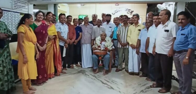 ಪುತ್ತೂರು: ಸಾರ್ವಜನಿಕ ಶ್ರೀ ಗಣೇಶೋತ್ಸವ ಸಮಿತಿ ವತಿಯಿಂದ ಡಾ.ಎಂ.ಕೆ ಪ್ರಸಾದ್ ರವರಿಗೆ ಗೌರವಾರ್ಪಣೆ