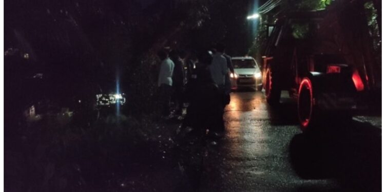 ಪುತ್ತೂರು: ಕಾಂಕ್ರೀಟ್ ರಸ್ತೆಯಿಂದ ಕೆಳಗುರುಳಿದ ಕಾರು: ಚಾಲಕ ಅಪಾಯದಿಂದ ಪಾರು