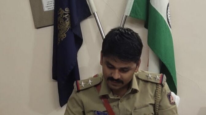 ವಿಟ್ಲ ಠಾಣೆಯಿಂದ ಉತ್ತರ ಕನ್ನಡ ಜಿಲ್ಲೆಯ ಜೋಯಿಡ ರಾಮನಗರ ಠಾಣೆಗೆ ವರ್ಗಾವಣೆಗೊಂಡಿದ್ದ ವಿನೋದ್ ರೆಡ್ಡಿ ರವರು ಹಳಿಯಾಳ ಠಾಣೆಗೆ ವರ್ಗಾವಣೆ