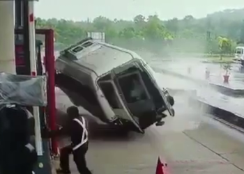 ಟೋಲ್‍ಗೇಟ್‍ಗೆ ಡಿಕ್ಕಿಯಾಗಿ ಪಲ್ಟಿಯಾದ ಆಂಬ್ಯುಲೆನ್ಸ್: ಮೂವರು ಸಾವು, ಓರ್ವ ಗಂಭೀರ