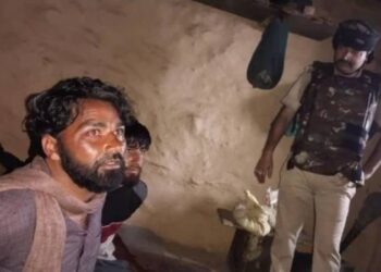 ಜಮ್ಮು ಕಾಶ್ಮೀರದಲ್ಲಿ ಬದಲಾಗುತ್ತಿದೆ ವಾತಾವರಣ: ಉಗ್ರರನ್ನು ಸದೆಬಡೆದು ಪೊಲೀಸರಿಗೆ ಒಪ್ಪಿಸಿದ ಗ್ರಾಮಸ್ಥರು: 5 ಲಕ್ಷ ರೂ. ಬಹುಮಾನ ಘೋಷಣೆ