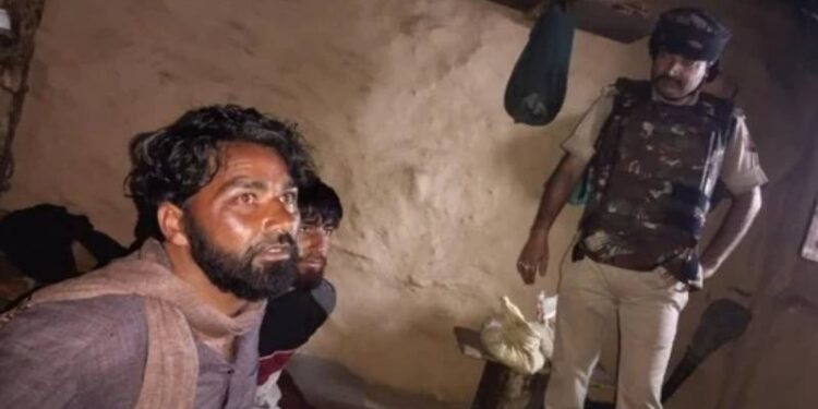 ಜಮ್ಮು ಕಾಶ್ಮೀರದಲ್ಲಿ ಬದಲಾಗುತ್ತಿದೆ ವಾತಾವರಣ: ಉಗ್ರರನ್ನು ಸದೆಬಡೆದು ಪೊಲೀಸರಿಗೆ ಒಪ್ಪಿಸಿದ ಗ್ರಾಮಸ್ಥರು: 5 ಲಕ್ಷ ರೂ. ಬಹುಮಾನ ಘೋಷಣೆ