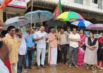 ಮಹಾರಾಷ್ಟ್ರದಲ್ಲಿ ನೂತನವಾಗಿ ಬಿಜೆಪಿ ಮತ್ತು ಶಿವಸೇನೆ ಸರಕಾರ ರಚನೆಯಾದ ಹಿನ್ನಲೆಯಲ್ಲಿ ಪುತ್ತೂರು ಬಿಜೆಪಿ ಕಚೇರಿಯ ಮುಂದೆ ಪಟಾಕಿ ಸಿಡಿಸಿ, ಸಿಹಿ ಹಂಚಿ ಹರ್ಷಾಚರಣೆ